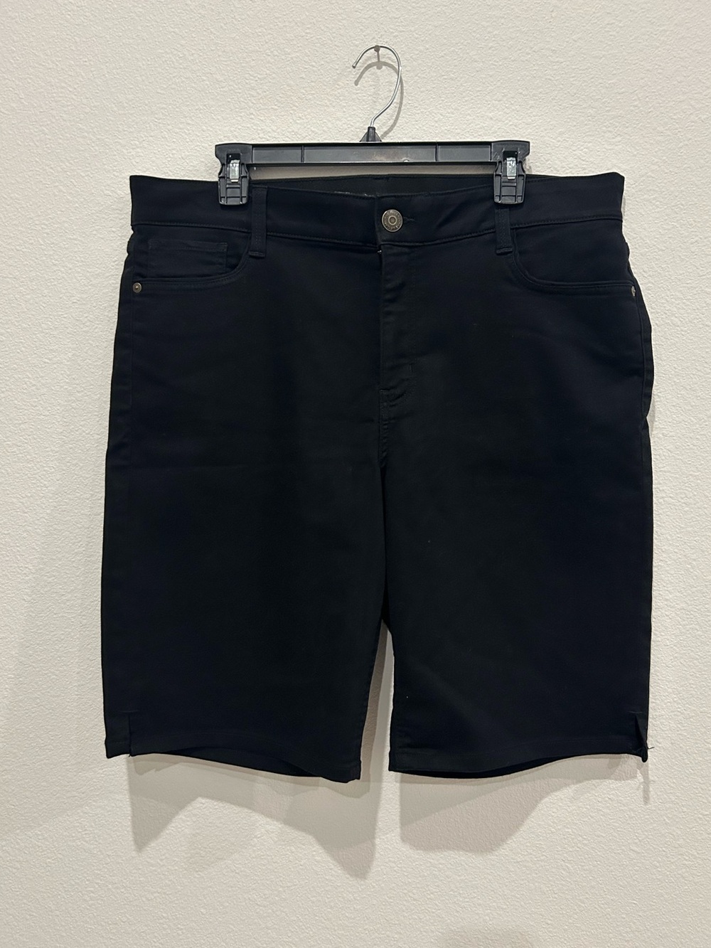 Liz Claiborne Sara black Casual Shorts, size 16, like new
